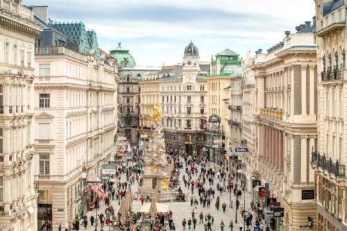 Elegant office space rental at Graben 19, in the historic heart of 1010 Vienna, with a vibrant streetscape and pedestrian bustle.